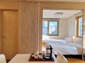 Warm 2BR Stay 1 Min from Subway